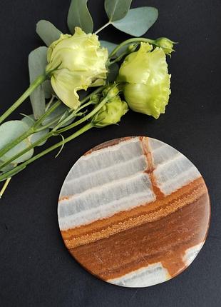 Натуральний онікс. зріз з натурального оніксу. камінь онікс. камінь для декору. мінерал. підставка.