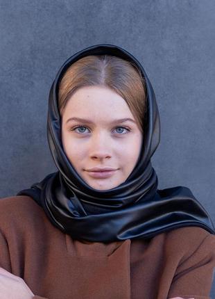 Косынка на голову зимняя с экокожы d.hats черного цвета