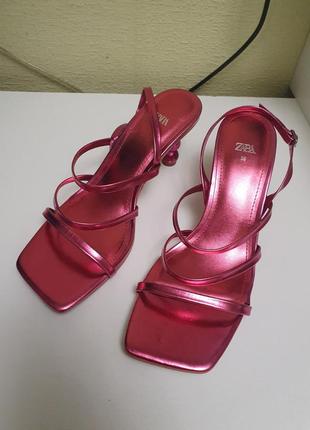 Красивые босоножки zara с фигурным каблуком