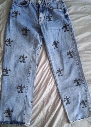 Джинсы mom bershka из микки