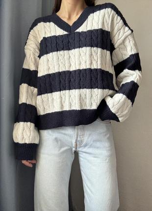 Стильный свитер широкая полоска