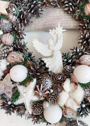Эко новогодний венок на дверь с ангелом. эко режущий венок на дверь с ангелом