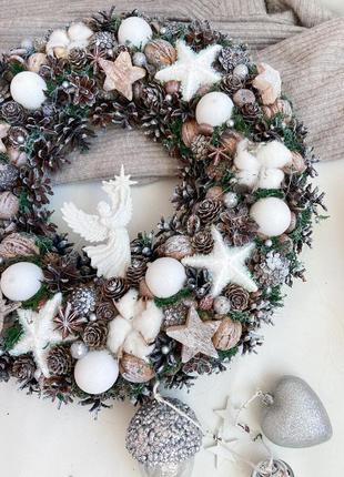 Эко новогодний венок на дверь с ангелом. эко режущий венок на дверь с ангелом