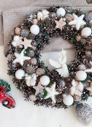 Эко новогодний венок на дверь с ангелом. эко режущий венок на дверь с ангелом
