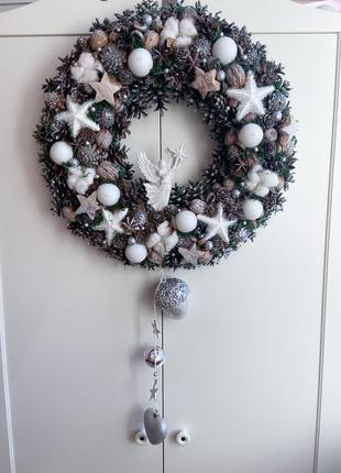 Эко новогодний венок на дверь с ангелом. эко режущий венок на дверь с ангелом