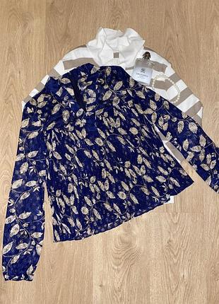 Женская блуза синяя с принтом бежевым