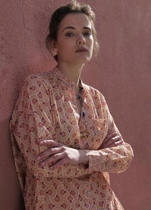 Костюм с элегантной юбкой и рубашкой на пуговицах