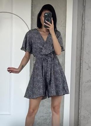 Новий літній легкий комбінезон чорно-білий з принтом камінці