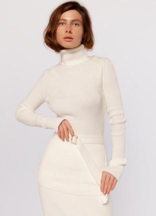 Женский удлиненный свитер приталенного фасона