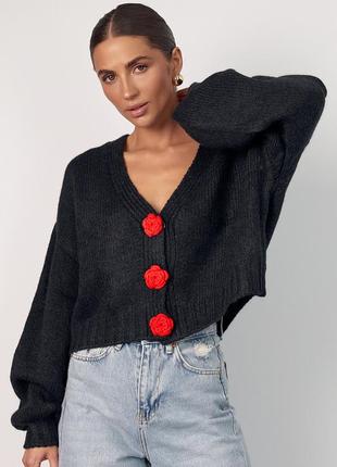 Короткий в'язаний кардиган з трояндами на кнопках - чорний цвет, l (є розміри)