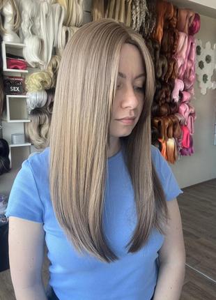 Парик русый ровный, с короткими прядками возле лица