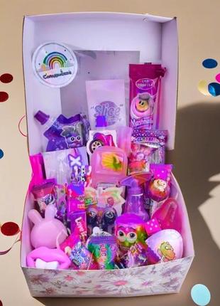 Дитячий подарунок-сюрприз: рожева коробка з цукерками для дня народження, світ бокс