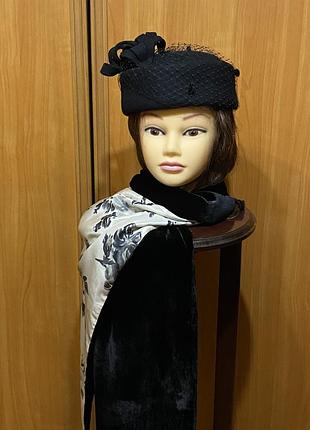 Капелюшок таблетка чорного кольору з вуаллю