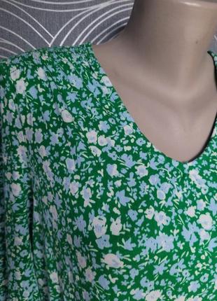 Новий гарний джемпер, плечі та низ рукавів — драпірування