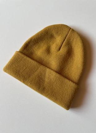 Шапка в горчичном цвете стан идеально одевала 1-2 раза размер универсальный