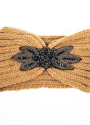 Тепла в’язана пов’язка з камінцями