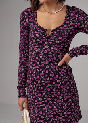 Короткое платье с цветочным принтом3 фото