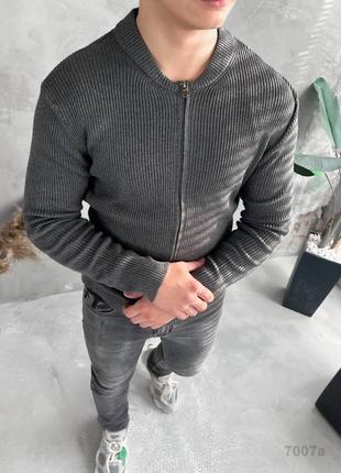 Сірий чоловічий в'язаний светр на блискавці