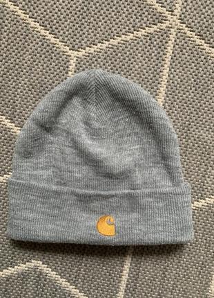 Серая шапка carhartt