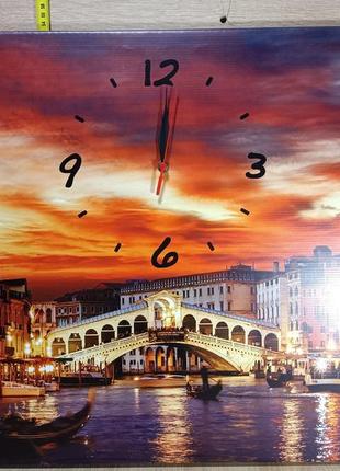 Настінний годинник  на полотні