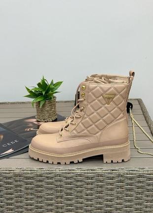 Бежевые стеганые ботинки на шнурках