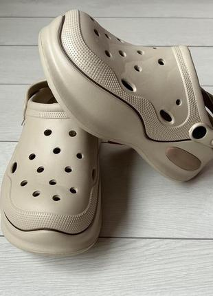 Нові бежеві клоги сандалії crocs на платформі з отворами