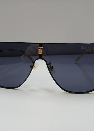 Слонцезащитные очки в черном цвете.