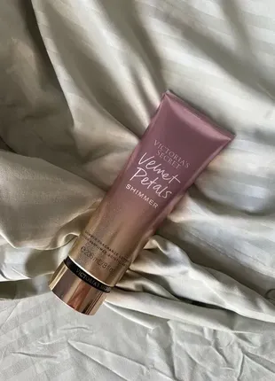 Лосьйон для тіла з шиммером victoria's secret velvet petals shimmer body lotion3 фото