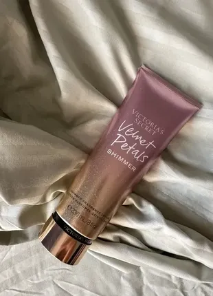 Лосьйон для тіла з шиммером victoria's secret velvet petals shimmer body lotion2 фото