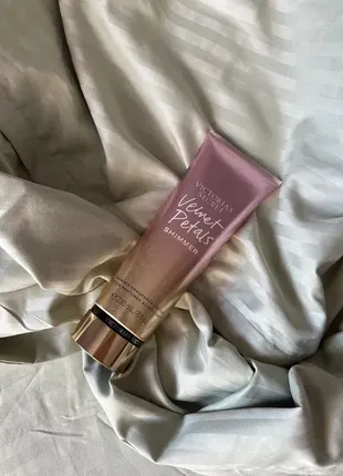 Лосьйон для тіла з шиммером victoria's secret velvet petals shimmer body lotion6 фото