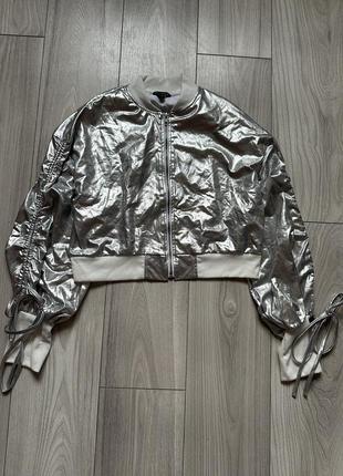 Куртка бомбер срібляста із стяжками на рукавах вітроіка