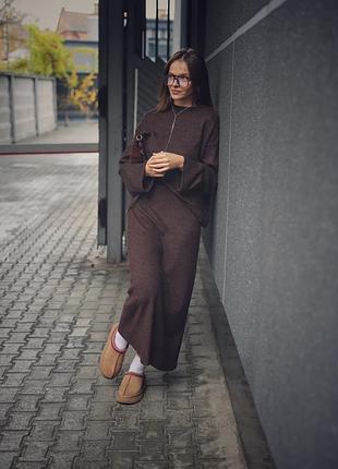 Невероятный костюм шоколадного цвета