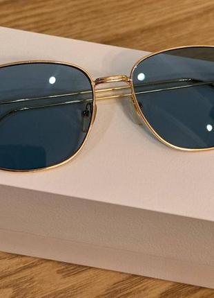 Очки в золотой оправе