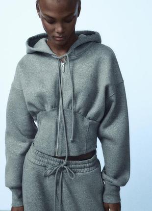Блискуче укорочене худі zara