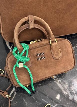 Коричневая замшевая сумка в стиле miu miu