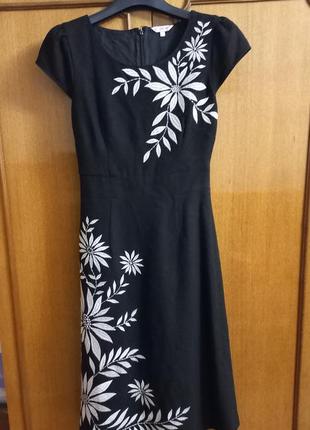 Черное  шерстяное платье с вышивкой per una