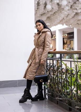 Зимнее длинное стеганое пальто со съемным капюшоном и поясом10 фото