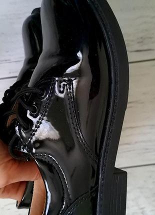 Лакированные туфли, шнуровка