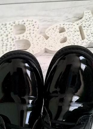 Лакированные туфли, шнуровка