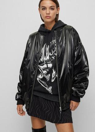 Hugo & bella poarch flesia bomber виниловый оверсайз бомбер с блеском оверсайз водонепроницаемая стеганая