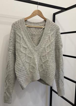 Теплый серый свитер