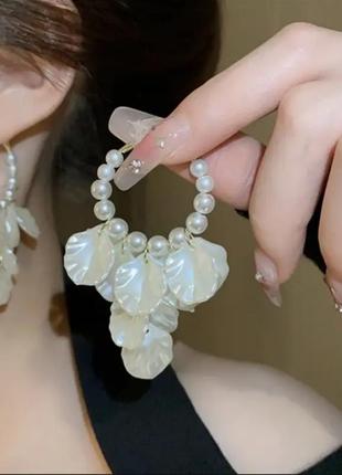 Длинные серьги кольца с лепестками 2