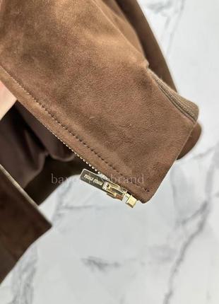 Замшева куртка в стилі miu miu