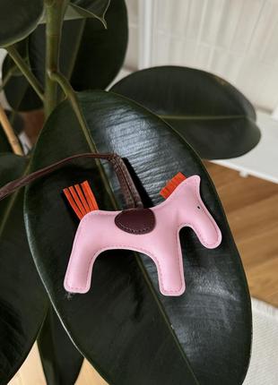 Коник брелок hermes pink kikk003