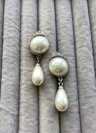 Серьги клипсы серебристого цвета с жемчужинами