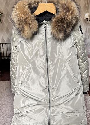 Женский пуховик оливковый vo-tarun с натуральным мехом енота