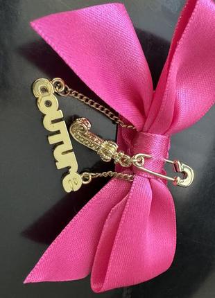 Лук аксесуар від парфум juicy couture