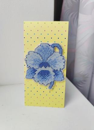 Вишита хрестиком листівка синя квітка