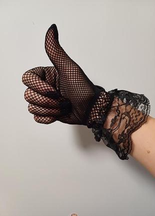 Черные кружевные перчатки