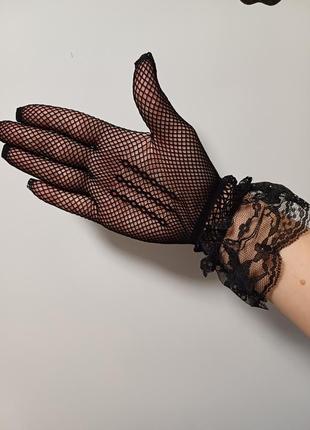 Черные кружевные перчатки
